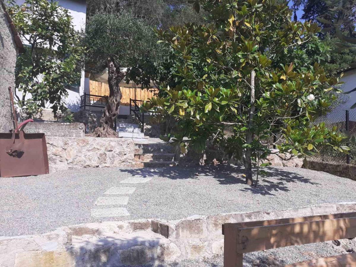 White Manolia Cottage Kato Korakiana Exterior photo