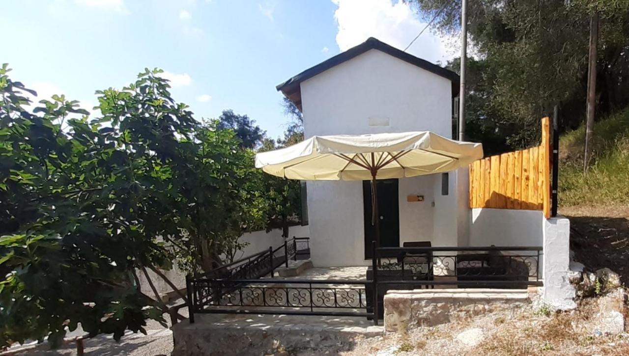 White Manolia Cottage Kato Korakiana Exterior photo
